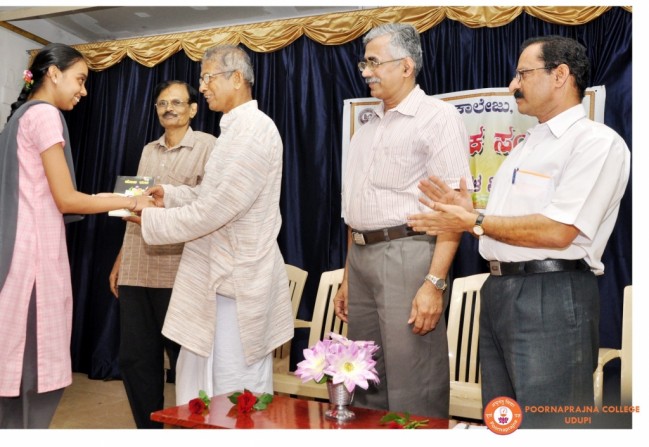 prize for students highest scored  in kannada 2012-13